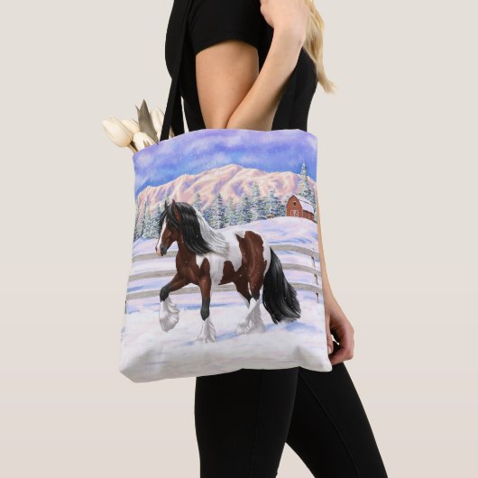 Bay Pinto Gypsy Vanner Draft Horse in sneeuw Tote Bag (Dichtbij)