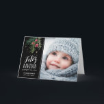 Bayas Rojas | Feliz Navidad Feestdagen Kaart<br><div class="desc">Diseño moderno con una ilustración dibujados a mano y tipografía</div>