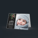 Bayas Rojas | Feliz Navidad Feestdagen Kaart<br><div class="desc">Diseño moderno con una ilustración dibujados a mano y tipografía</div>