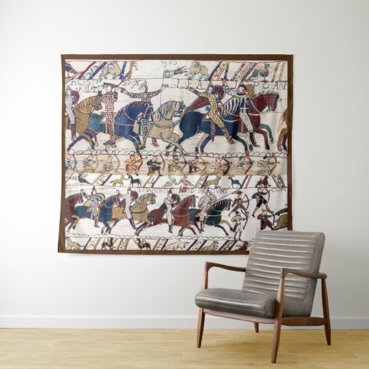 BAYEUX TAPESTRY 1066 NORMAN KNIGHTS AND ARCHERS WANDKLEED (In Situ (horizontaal))