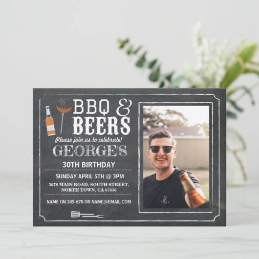 BBQ & Biers Verjaardagsfeest Foto Krijt Uitnodigin Kaart (Staand voorkant)