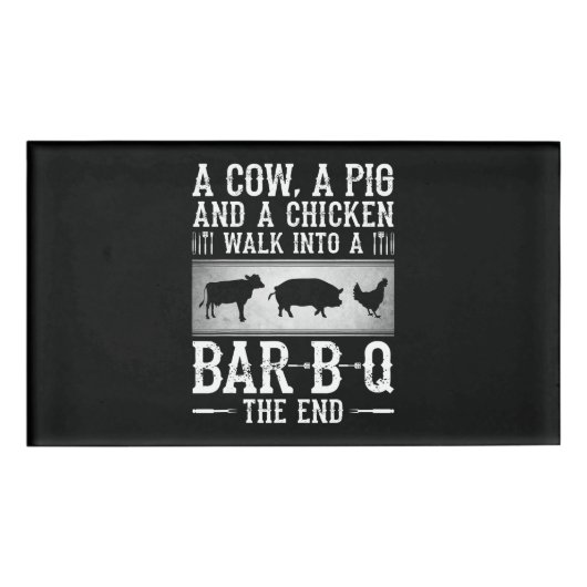 BBQ | Een varken met een varkensstapel en een kipp Naambadge (Voorkant)