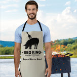 BBQ King Jouw naam Butcher Kitchen Schort<br><div class="desc">Een kunstmatig kookplatform met een silhouet van een varken met een vork erin,  de woorden "BBQ king",  jouw naam en een andere regel tekst gezegde "burger- en worstdeskundige".</div>