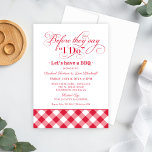 BBQ Voor ik Red Gingham repesal Dinner Kaart<br><div class="desc">Een uiterst elegante trouwrepetitie-uitnodiging voor een casual bivakkerij met een BBQ-repetitie voor het diner,  is gestileerd "Voordat ze zeggen dat ik wel doe,  hebben we een BBQ" scriptversie en een klassiek rood en wit gingham plaid border design. Pas de aangepaste tekst aan voor uw casual zomerbarbecue in de achtertuin.</div>