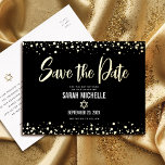 BBT Mitzvah Save Date Bold Script Black Real Gold Folie Uitnodiging Briefkaart<br><div class="desc">Zorg ervoor dat al je vrienden en familieleden de mijlpaal van je dochter Bat Mitzvah kunnen vieren! Verzend dit verbluffende, moderne, "sparen de Datum"briefkaart van de aankondiging. Het grafische echte de calligrafische manuscript van de goudfolie, Ster van David, en confetti stippen, bekleden een rijke, dramatische, zwarte achtergrond. Pas de douanetekst...</div>
