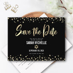 BBT Mitzvah Save the Date Modern Black Gold Script Uitnodiging Briefkaart<br><div class="desc">Zorg ervoor dat al je vrienden en familieleden de mijlpaal van je dochter Bat Mitzvah kunnen vieren! Verzend dit verbluffende, moderne, "sparen de Datum"briefkaart van de aankondiging. Het grafische faux gouden folie kalligrafische manuscript, Ster van David, en confetti, bekleedt een rijke, dramatische, zwarte achtergrond. Pas de douanetekst met de naam...</div>