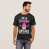 Be A Beautiful Cupcake In World Full of Muffins Ba T-shirt (Voorkant volledig)