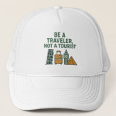 Be a Traveler, Not a Tourist – Wanderlust-Inspired Trucker Pet (Voorkant)