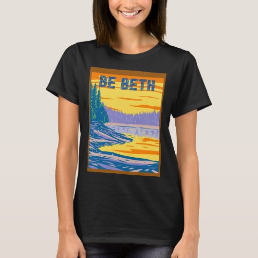 BE BETH YELLOWSTONE IN THE BACKGROUND T-SHIRT (Voorkant)