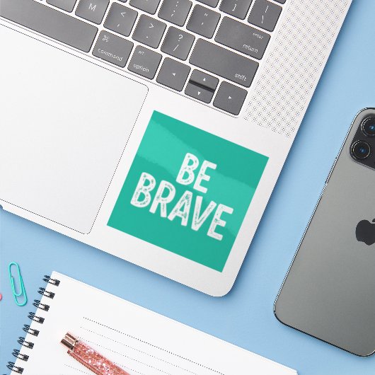 Be brave simple motivational quote sticker (Laptop met iPhone)