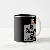 Be Curious Not Judgemental curious cat Tweekleurige Koffiemok (Voorkant rechts)