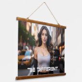 BE DIFFERENT HANGEND WANDKLEED (Gebogen)