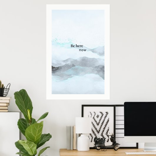 Be Here Now – Modern Minimalist Mountain Poster (Thuiskantoor)