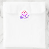 Be Kind - schattig roze rood paarse honingbij desi Ronde Sticker (Tas)