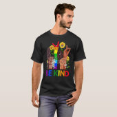 Be Kind Sign Language Hand Talking LGBTQ+ Gay Les  T-shirt (Voorkant volledig)
