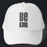 BE KIND zwart minimaal vet type motivatie citaat Trucker Pet<br><div class="desc">door kat massard >> WWW.SIMPLYSWEETPAPERIE.COM <<<<</div>
