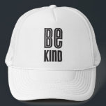 BE KIND zwart minimaal vet type motivatie citaat Trucker Pet<br><div class="desc">door kat massard >> WWW.SIMPLYSWEETPAPERIE.COM <<<<</div>