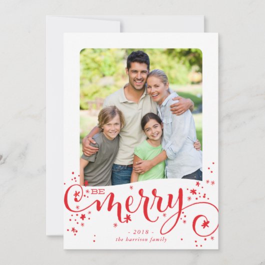 BE MERRY FAMILIE foto modern leuk script rood Feestdagenkaart (Voorkant)