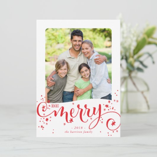 BE MERRY FAMILIE foto modern leuk script rood Feestdagenkaart (Staand voorkant)