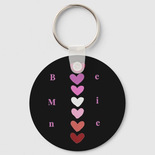 Be Mine Minimal Heart Stack Valentine T-Shirt Sleutelhanger (Voorkant)