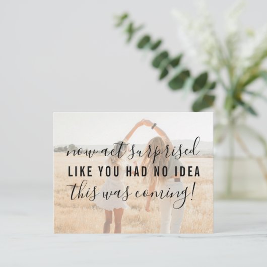 Be My Bridesmaid Act Verrast Grappige Uitnodiging (Staand voorkant)