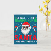Be Nice To The Trauma Nurse Santa Is Watching Chri Kaart (Gele Bloem)