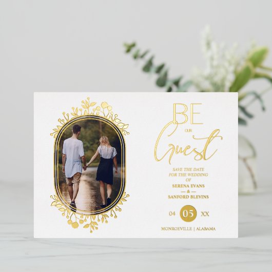 Be our Guest White Wedding Fancy Frame Flowers Folie Uitnodiging (Staand Voorkant)