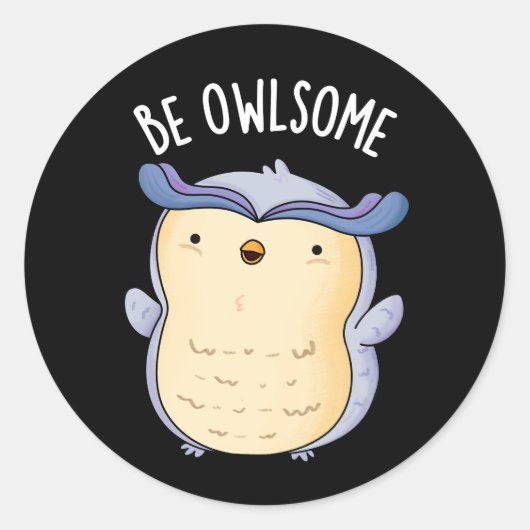 Be Owlsome Funny Owl Pun Dark BG Ronde Sticker (Voorkant)