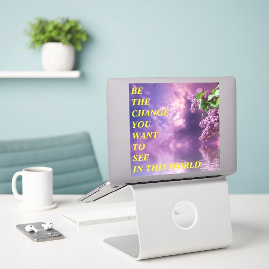 BE THE CHANGE STICKER (Laptop op bureau)
