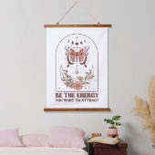 Be The Energy You Want To Attract Hangend Wandkleed (Slaapkamer)