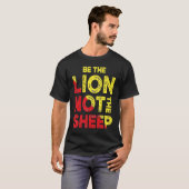 Be The Lion Not The Sheep Motivational Saying T-shirt (Voorkant volledig)