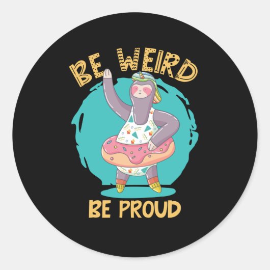 BE WEIRD IS PROUT SLOTH RONDE STICKER (Voorkant)