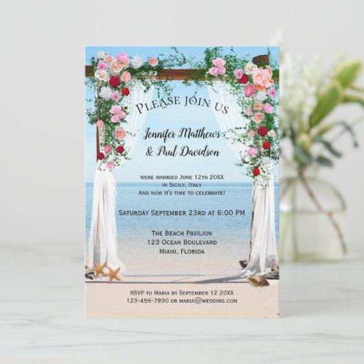 Beach Arbor met Rozen Post Wedding Invitation Kaart (Staand voorkant)