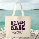 Beach Babe Paarse Matching Bachelorette Party Grote Tote Bag<br><div class="desc">Gear up voor een fantastische beachside viering met onze Beach Babe Paarse Matching Bachelorette Party Grote Canvas tas - het ultieme accessoire voor uw Miami, Florida vrijgezellenfeest of een strandfeest! Deze gepersonaliseerde canvas canvas tas is niet alleen een stijlvol accessoire; het is een doordacht vrijgezellengeschenk, ideaal voor de hele selectie....</div>