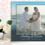 Beach Background Framed Weduwfoto Plaque Fotoplaat<br><div class="desc">Het permanente plaatje van het fotolijst dat wordt gemaakt om te duren. Blauwe oceaanwater en lucht vormen de achtergrond om een grote foto van een paar te lijsten op hun trouwdag. De namen worden toegevoegd onder het afbeelding in elegant, het draaien manuscript. Een andere lijn van gedrukte teksten kan de...</div>