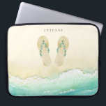 Beach Botanische Teenslippers Laptop Sleeve<br><div class="desc">Mooie waterverf botanische eilandbloemen en gebladerde teenslippers op zandige stranden,  persoonlijke laptophoes.</div>