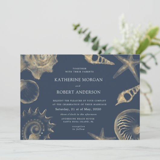 Beach bruiloft gouden blauwe bruiloft uitnodiging (Staand voorkant)