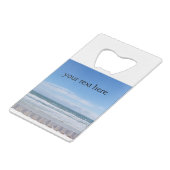 Beach Chairs wachten op je Creditkaart Flessenopener (Voorkant Gekanteld)