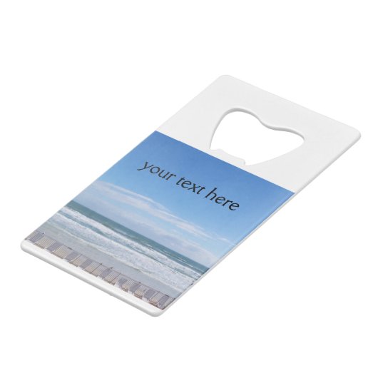 Beach Chairs wachten op je Creditkaart Flessenopener (Voorkant Gekanteld)