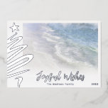 BEACH CHRISTMAS KAART | MODERE KUSTNAUTISCHE KUSTK<br><div class="desc">Verstuur vrolijke wensen met deze moderne en minimalistische zilveren folie strandkerstkaart met een bekerige oceaangolven abstract schilderij van de waterverf! Dit ontwerp is eenvoudig en werkt goed met bijna elke landschapsstrandfoto (vooral die strandfoto's met een hoge en lichte toon) als je het afbeelding wilt omwisselen. Steek je eigen afbeeldingen op...</div>