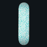 Beach Coral Reef Pattern Nautical White Aqua Blue Persoonlijk Skateboard<br><div class="desc">Deze  oceaan/strand-geïnspireerde zeepatroon lijkt op een ingewikkeld koraalrif in wit op aqua blue / sea-aam green. Het elegante koraalrif patroon wordt gemaakt in een stencil blik.

Dit eenvoudige,  moderne ontwerp is perfect voor een kust-/strandthema. "Pas het aan" om het koraalpatroon aan uw smaak aan te passen.</div>