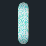 Beach Coral Reef Pattern Nautical White Aqua Blue Persoonlijk Skateboard<br><div class="desc">Deze  oceaan/strand-geïnspireerde zeepatroon lijkt op een ingewikkeld koraalrif in wit op aqua blue / sea-aam green. Het elegante koraalrif patroon wordt gemaakt in een stencil blik.

Dit eenvoudige,  moderne ontwerp is perfect voor een kust-/strandthema. "Pas het aan" om het koraalpatroon aan uw smaak aan te passen.</div>