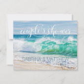 Beach Couple's Wedding Shower met doorbrekende gol Kaart (Voorkant)