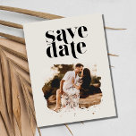 Beach Destination Wedding Photo Save the Date Aankondigingskaart<br><div class="desc">offeren stijl niet op wanneer op een budget met deze moderne Beach Destination Wedding Photo Save the Date briefkaarten. Met een eenvoudig, modern typografisch ontwerp en uw favoriete verloving foto, deze opslaan de data zet de toon voor uw aankomende strandbruiloft. Voeg je foto toe aan de voorkant en je trouwgegevens...</div>
