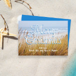 Beach Dunes Merry-Kaarten voor kerstflat Feestdagenkaart<br><div class="desc">Seacoast Merry kerst one-side flatcards. Pas uw keuze aan voor groet over een afbeelding aan de achtergrond van de oceaanduinen met groot, stromend gras. Deze unieke vakantiekaart aan de kust heeft een schaduwtekst die wit met blauw is. De handtekening is in wit manuscript dichtbij de bodem. De achterkant van de...</div>