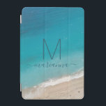 Beach foto Turquoise Ocean Waves Persoonlijk iPad Mini Cover<br><div class="desc">Turquoise oceaan en zachte golven op een zachte zandige kust met een modern initiaal van het kalligrafiekscript en een naam die op de voorkant van een laptophoes is gepersonaliseerd om verschillende computerformaten te beschermen. Klik "pas verder"aan om de sjabloon uit te geven en doopvonten of aanpassingskleuren te veranderen, of een...</div>