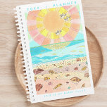 Beach Happy Place Planner<br><div class="desc">Waardeer de schoonheid van originele en unieke kunst terwijl je je dagen, weken en maanden vooruit plant. Blijf georganiseerd en geïnspireerd en omarm productiviteit en creativiteit met onze Happy Place Monthly Planner met een charmante illustratie van een met zeeschelp gevuld strand bij zonsopgang. De vrolijke en vreugdevolle sfeer, vergezeld van...</div>