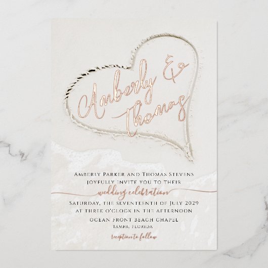 Beach Heart in het zand bruiloft Folie Uitnodiging (Voorkant)
