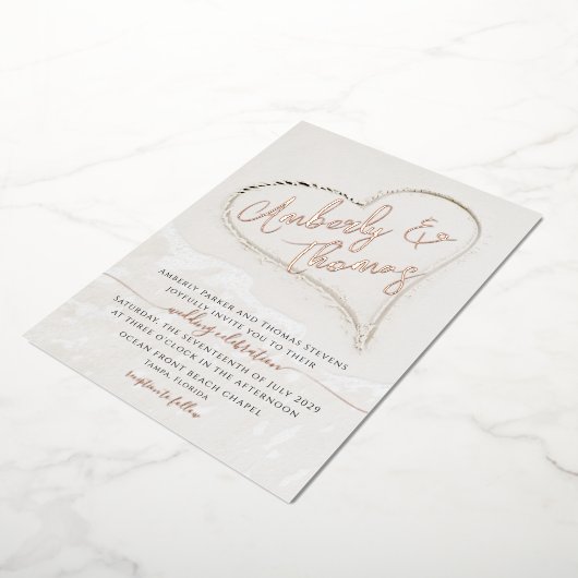 Beach Heart in het zand bruiloft Folie Uitnodiging (Gedraaid)