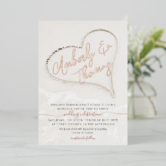 Beach Heart in het zand bruiloft Folie Uitnodiging (Staand Voorkant)